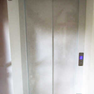 Cibes Lift mit automatische Schiebetüren im Marmordeign