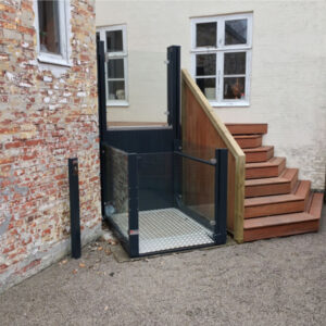 RB150 - Rollstuhlhebebühne